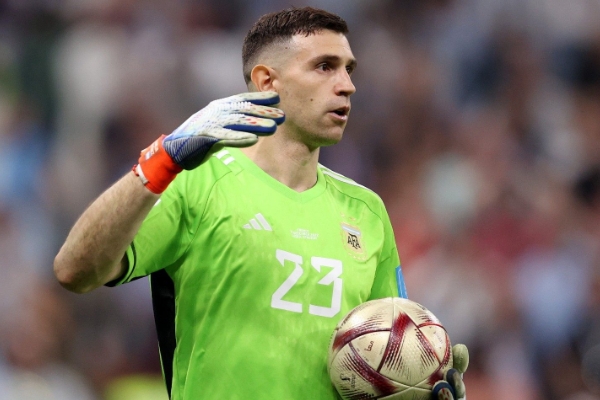  莫佩调侃撞伤莱诺成就大马丁：“难道他不应该对我心存感激吗？”