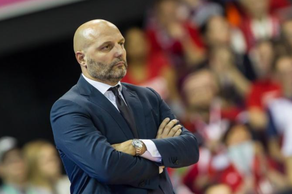  中国男篮现任主教练是谁？