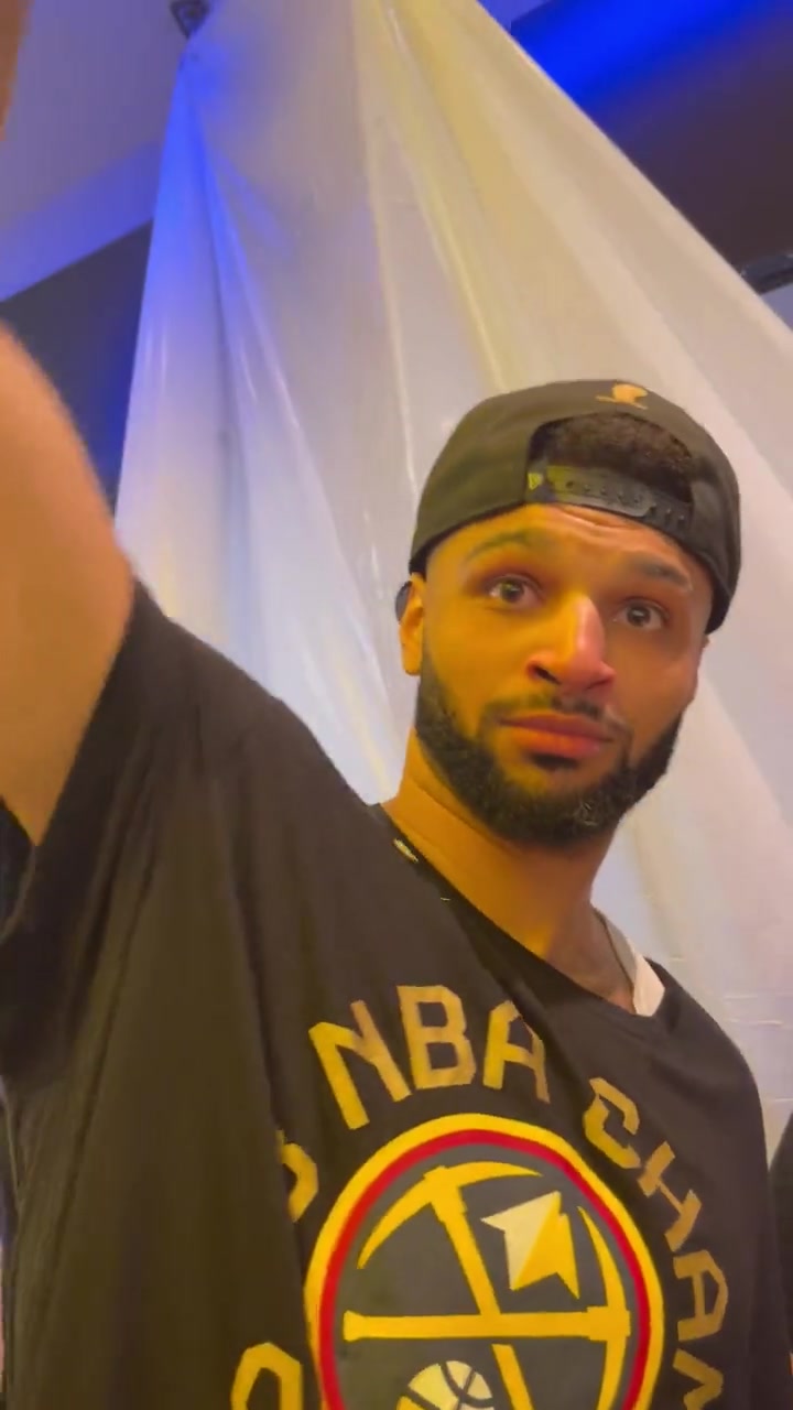  啥意思记者问穆雷第一个要去庆祝地方是什么穆雷指了指下面