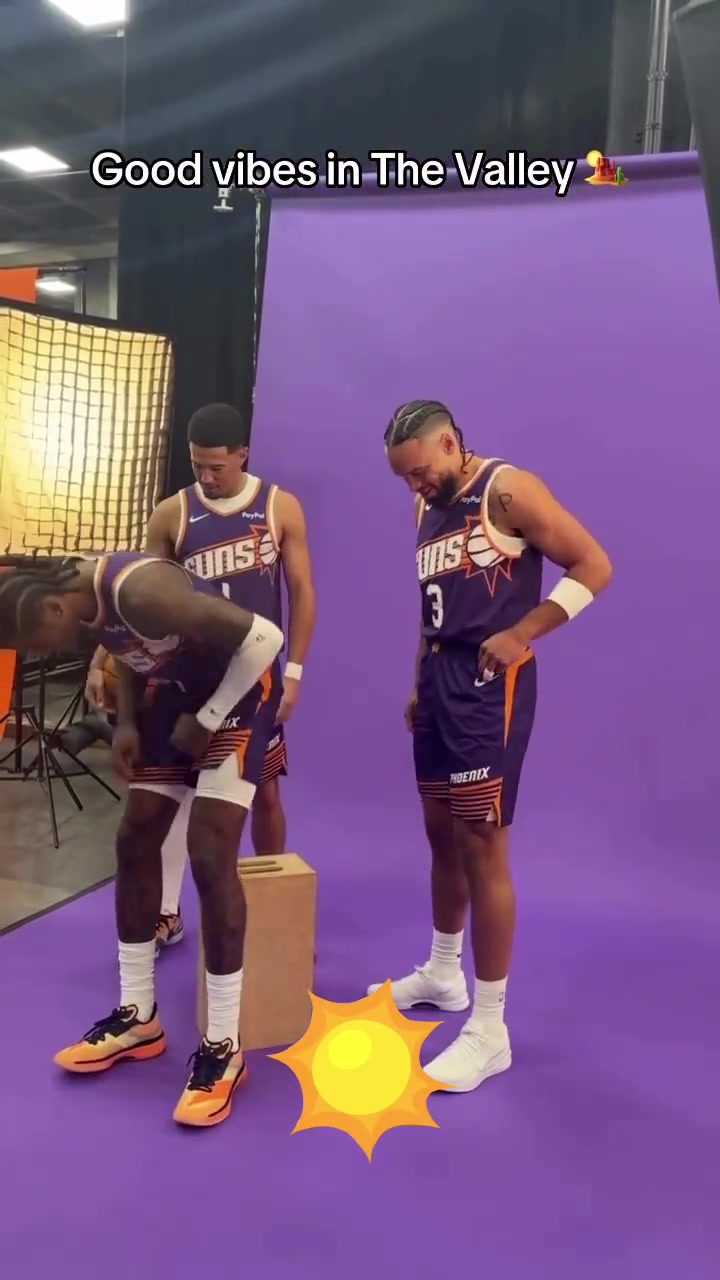  小子挺有地位啊杰伦-格林坐在C位 布克和狄龙分列左右